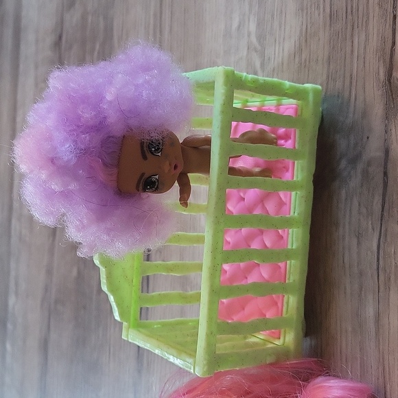 Mattel l used toy l crib and two dolls l Cavegirl - Picture 4 of 4